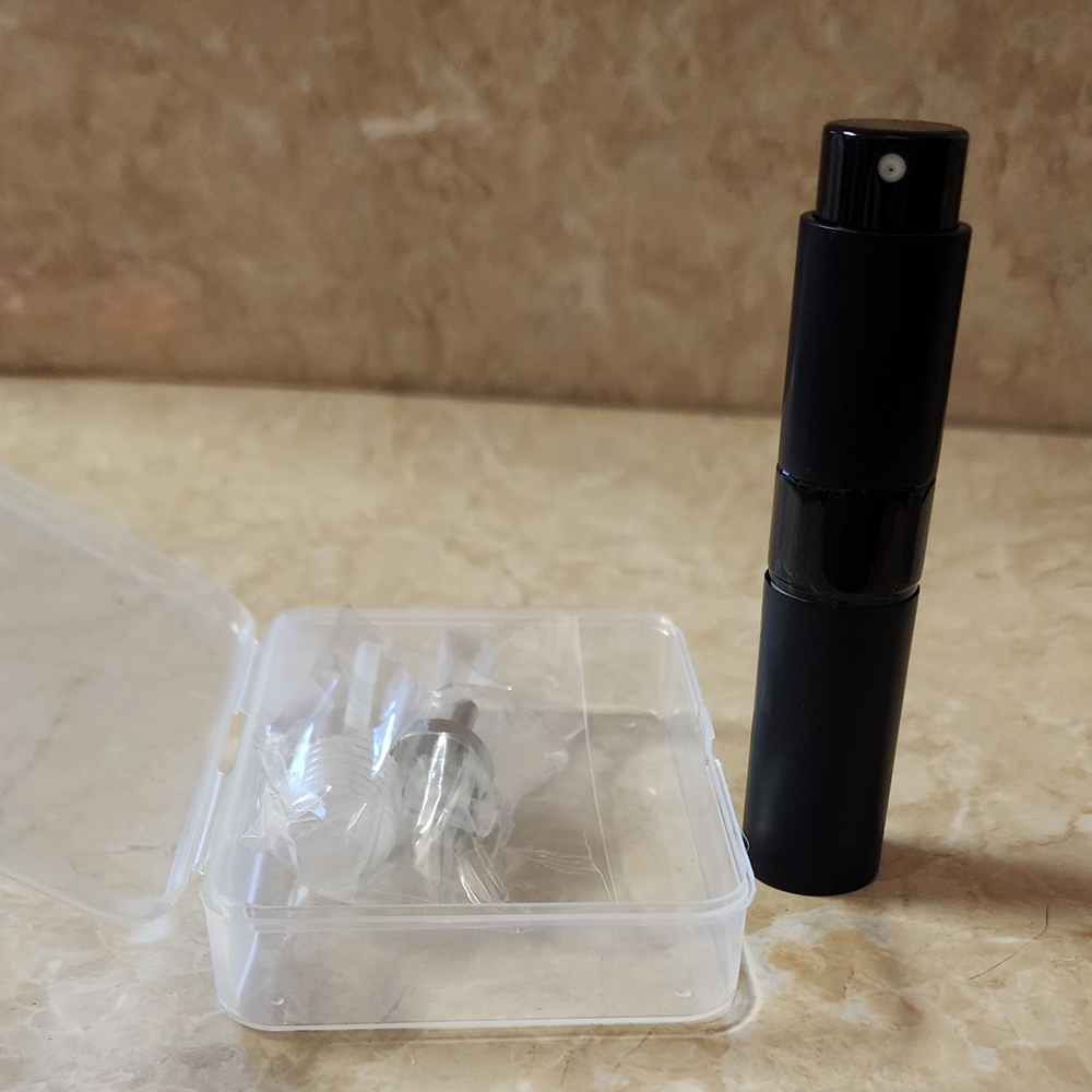 Black Refillable Travel Spray Bottle NEW